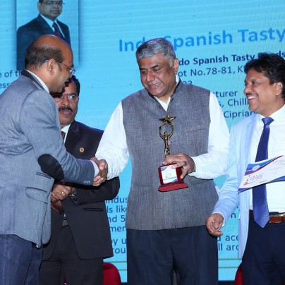 El director General, Venkata Shivaram, recibe el premio
